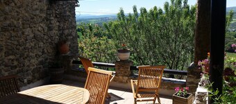 プロヴァンス、ルールの村の魅力的な家