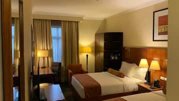 Deluxe-Zweibettzimmer, 2 Doppelbetten | 1 Schlafzimmer, Minibar, Zimmersafe, Schreibtisch