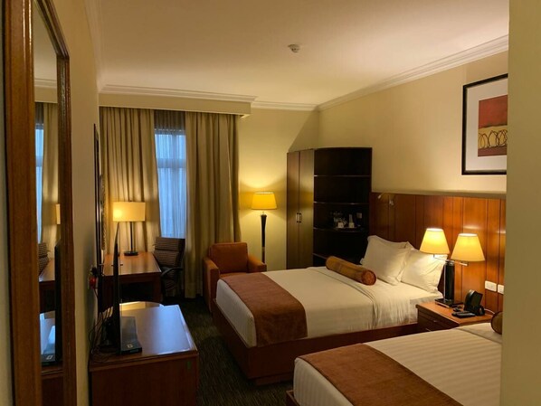 华丽双床房, 2 张双人床 | 迷你吧、客房内保险箱、办公桌、隔音