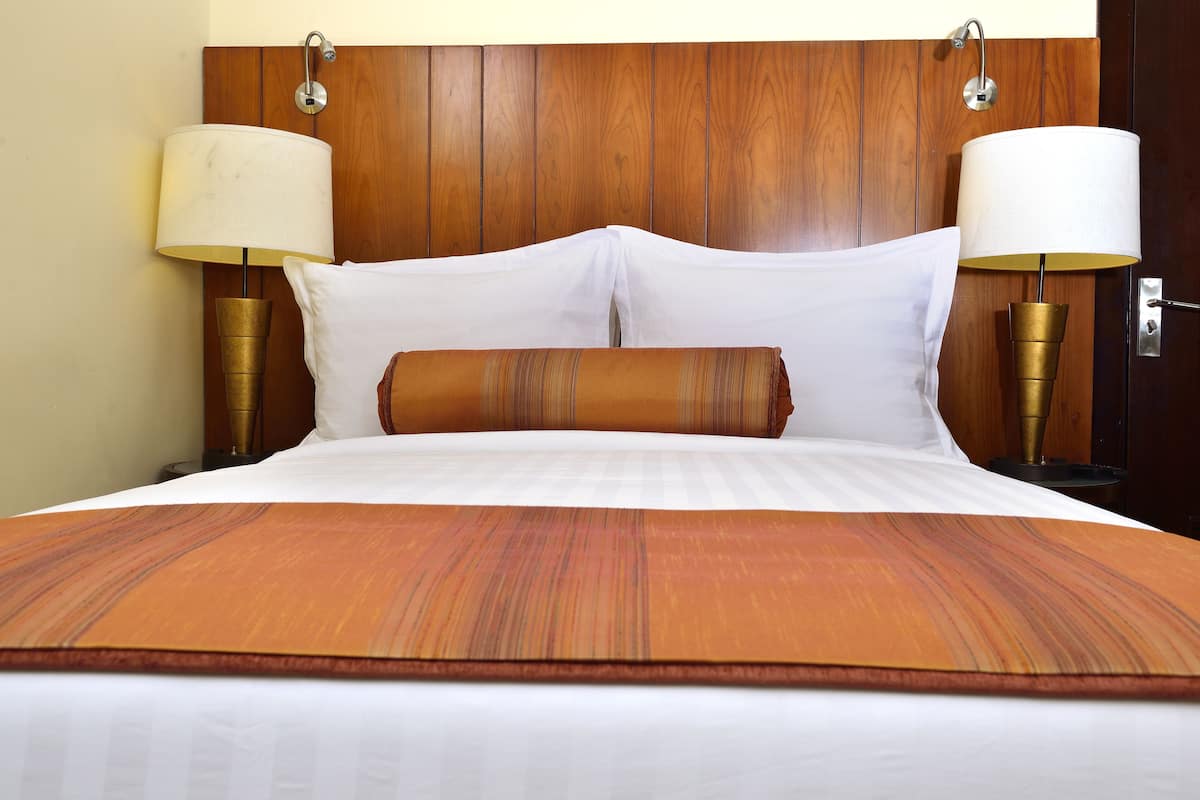 Deluxe Room, 1 Queen Bed | 1 bedroom, minibar, in-room safe, desk