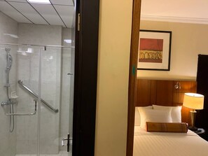 标准单人房, 1 张双人床 | 浴室 | 淋浴/盆浴组合、免费洗浴用品、吹风机、拖鞋