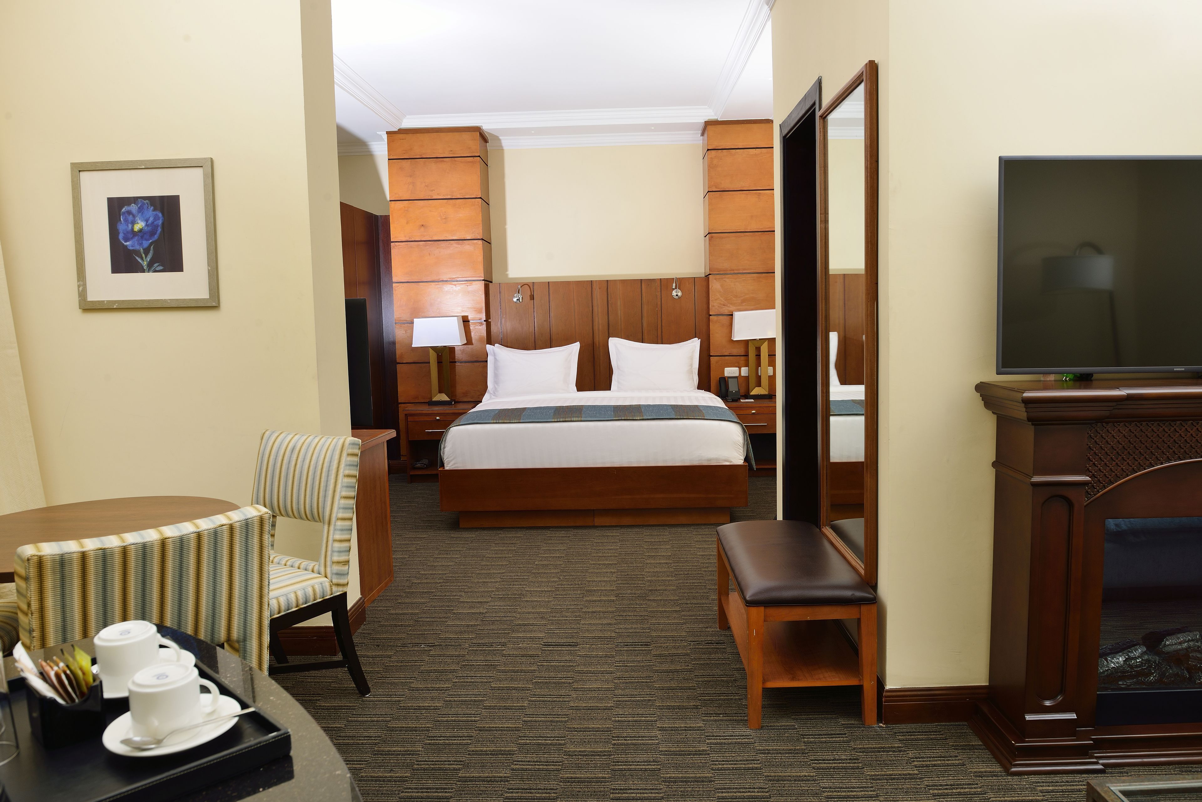 Executive Suite, 1 King Bed, Hot Tub | Minibar, in-room safe, desk, soundproofing