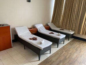 热石按摩、深层组织按摩、瑞典式按摩、运动按摩、按摩服务