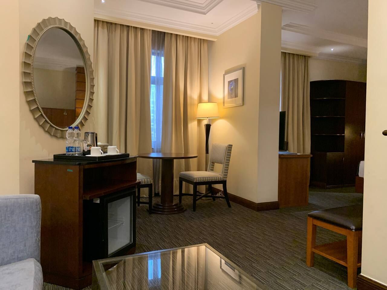 executive suite, 1 king bed, hot tub | 1 bedroom, minibar, in-room safe, desk