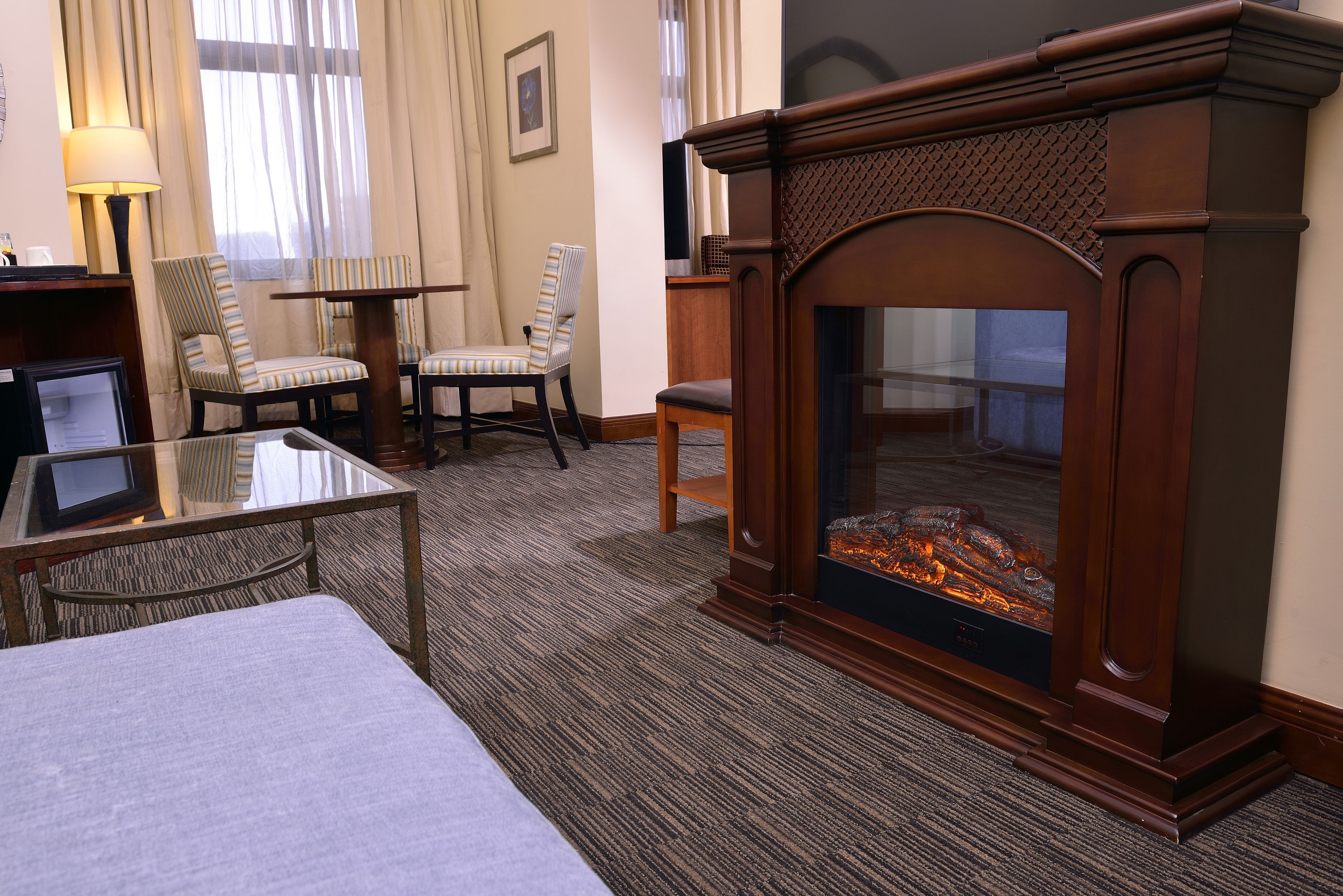 executive suite, 1 king bed, hot tub | 1 bedroom, minibar, in-room safe, desk