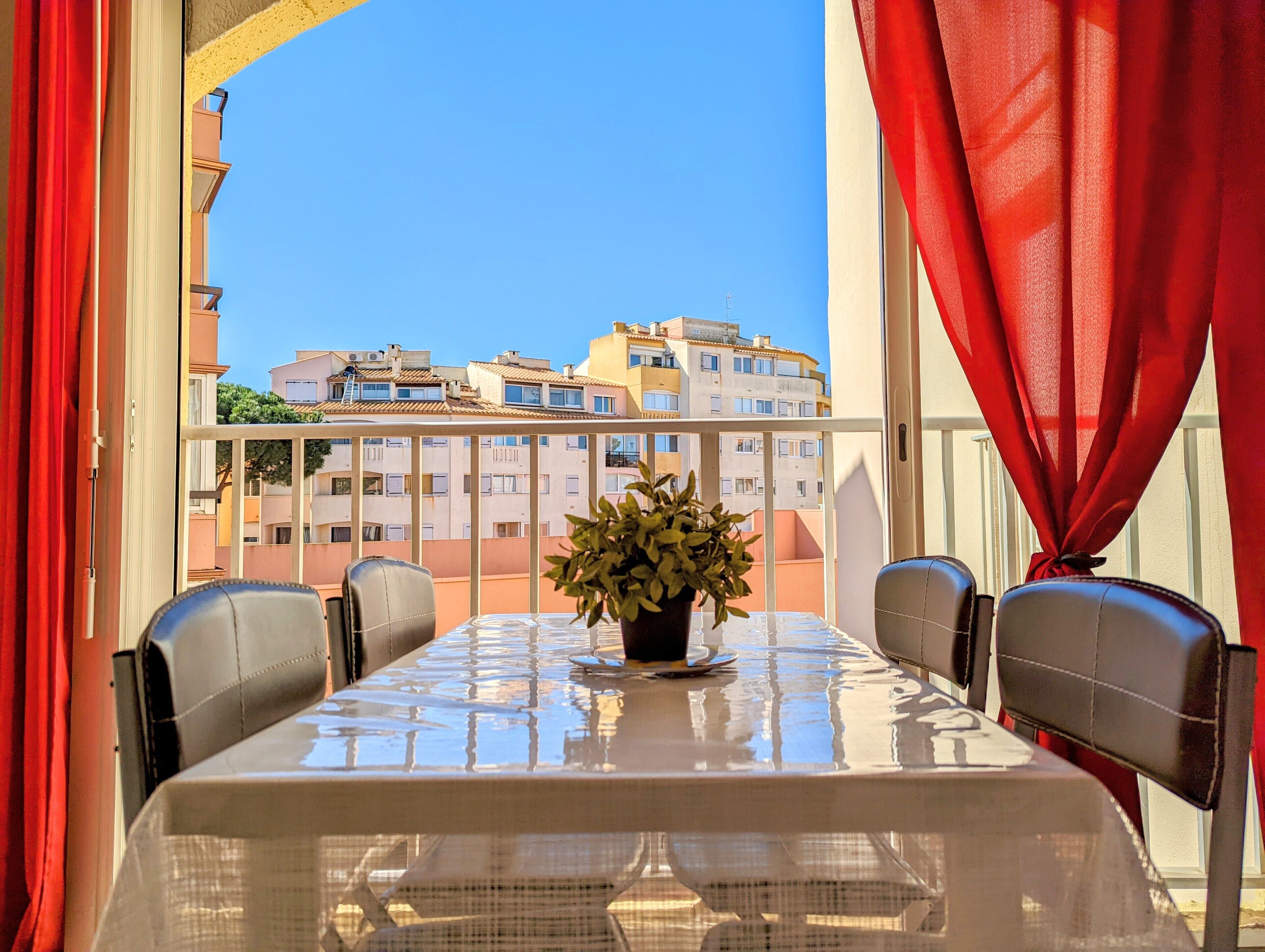 Studio 100 m from the beach, with private parking