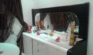 Ensemble douche/baignoire, sèche-cheveux, serviettes fournies