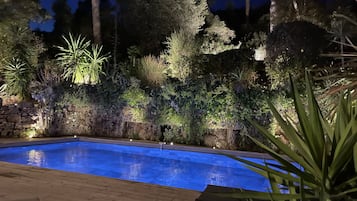 Een buitenzwembad en een verwarmd zwembad