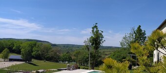 Stenen huisje ten zuiden van Lot, Occitanie. Rust, natuur, platteland, vijver, paarden