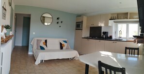 Interior - Stone cottage south of Lot, Occitanie. Calm, nature, countryside, pond, horses (Le Boulvé)