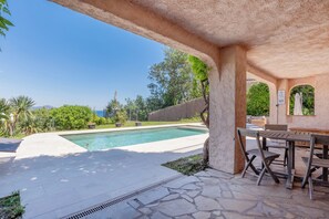 Outdoor dining - Beautiful villa with sea view, private heated pool, sleeps 12 max. 4 stars, (Fréjus)