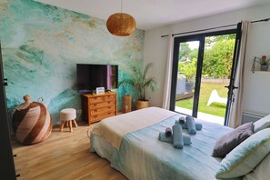 4 bedrooms, iron/ironing board, WiFi, bed sheets