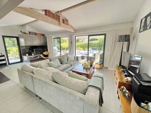 Téléviseur connecté, foyer, lecteur de DVD, livres