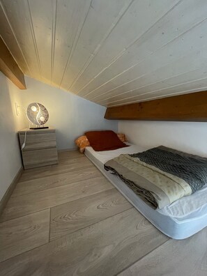 1 slaapkamer, een strijkplank/strijkijzer, reisbedje, wifi