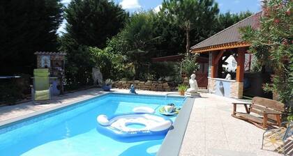 In einer grünen, ruhigen und freundlichen Umgebung erwartet Sie der Komfort eines TIPI COCOON