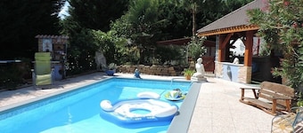 In a green setting, the TIPI COCOON and its CABANE aux FEES await you.