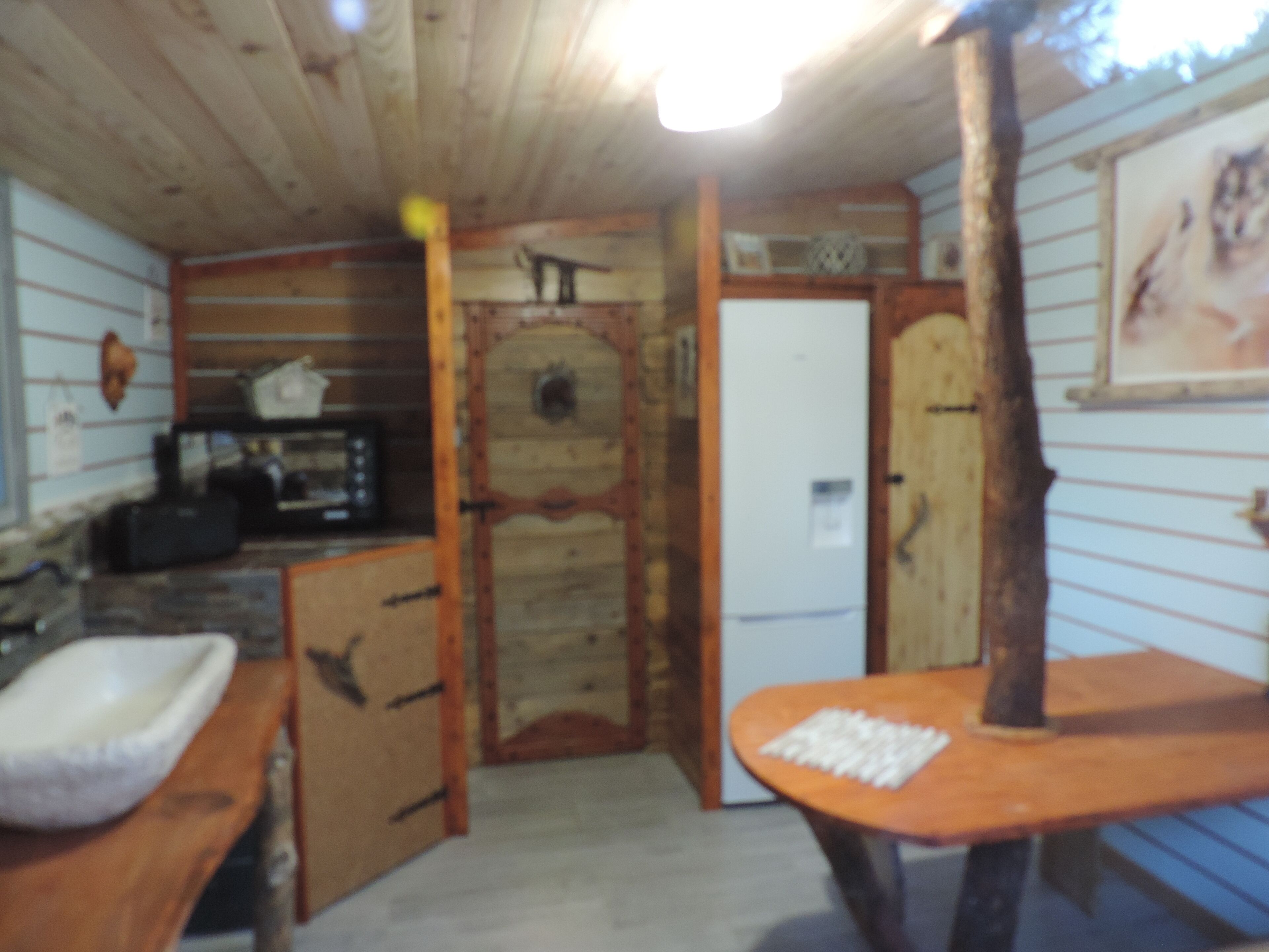 In a green setting, the COCOON TIPI and its FAIRY CABIN await you