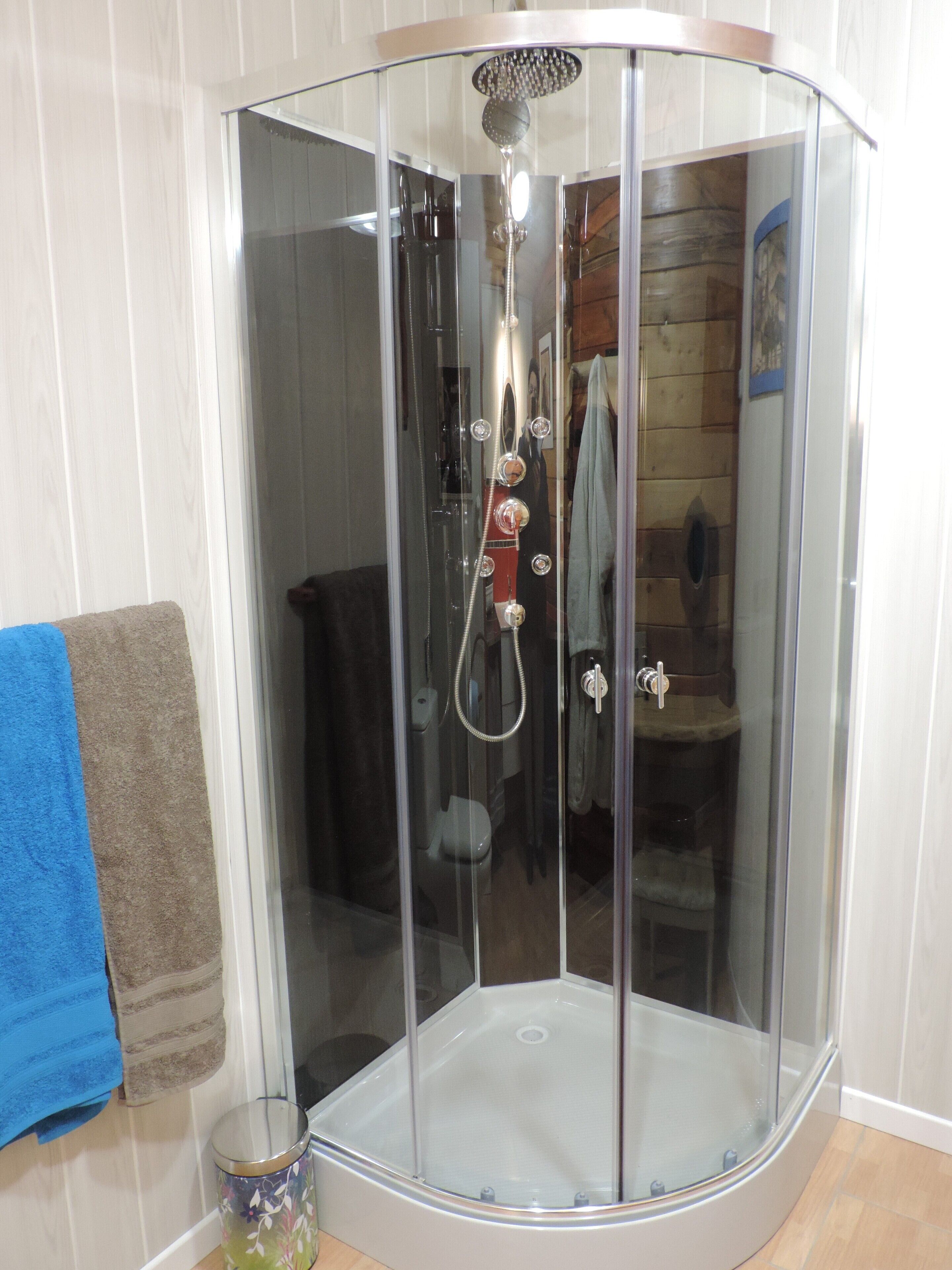 In a green setting, the COCOON TIPI and its FAIRY CABIN await you