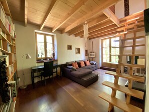 Téléviseur, foyer, lecteur de DVD, table de ping-pong