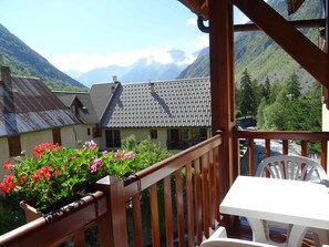Outdoor dining - Duplex apartment 6/8 people, south east balcony, swimming pool, jacuzzi (La Chapelle-en-Valgaudémar)