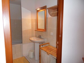 Tina con regadera, secadora de cabello, papel de baño