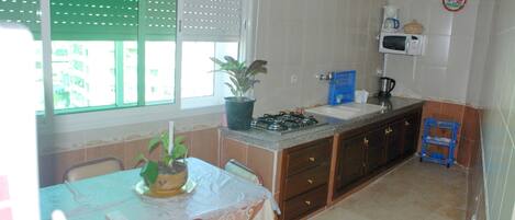 Een koelkast, een microgolfoven, een oven, een kookplaat