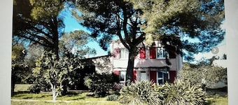 Hiljainen maalaistalo suurilla maataloustiloilla