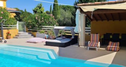 STUDIO individuel avec piscine au calme dans petit village