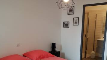 2 habitaciones, tabla de planchar con plancha y cuna de viaje