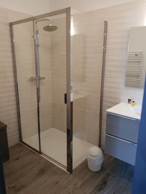 Dusche, Haartrockner, Toilettenpapier