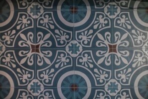 Un diseño de baldosas con motivos florales simétricos y un círculo central.