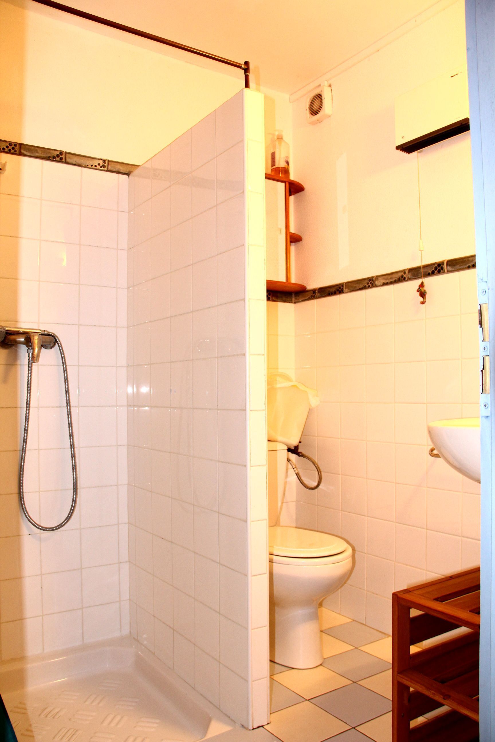 Douche, sèche-cheveux, serviettes fournies, savon