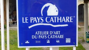 A sign for Le Pays Cathare, an art studio.