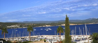 DUPLEX WITH GARAGE BETWEEN BEACHES AND TOWN CENTER