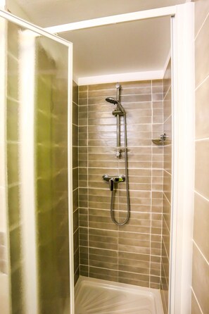 Douche, séchoir à cheveux, papier de toilette