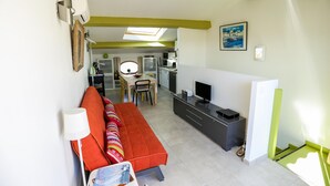 A compact living space with a sofa, a dining table, and a kitchenette. - DUPLEX WITH GARAGE BETWEEN BEACHES AND TOWN CENTER (La Ciotat)
