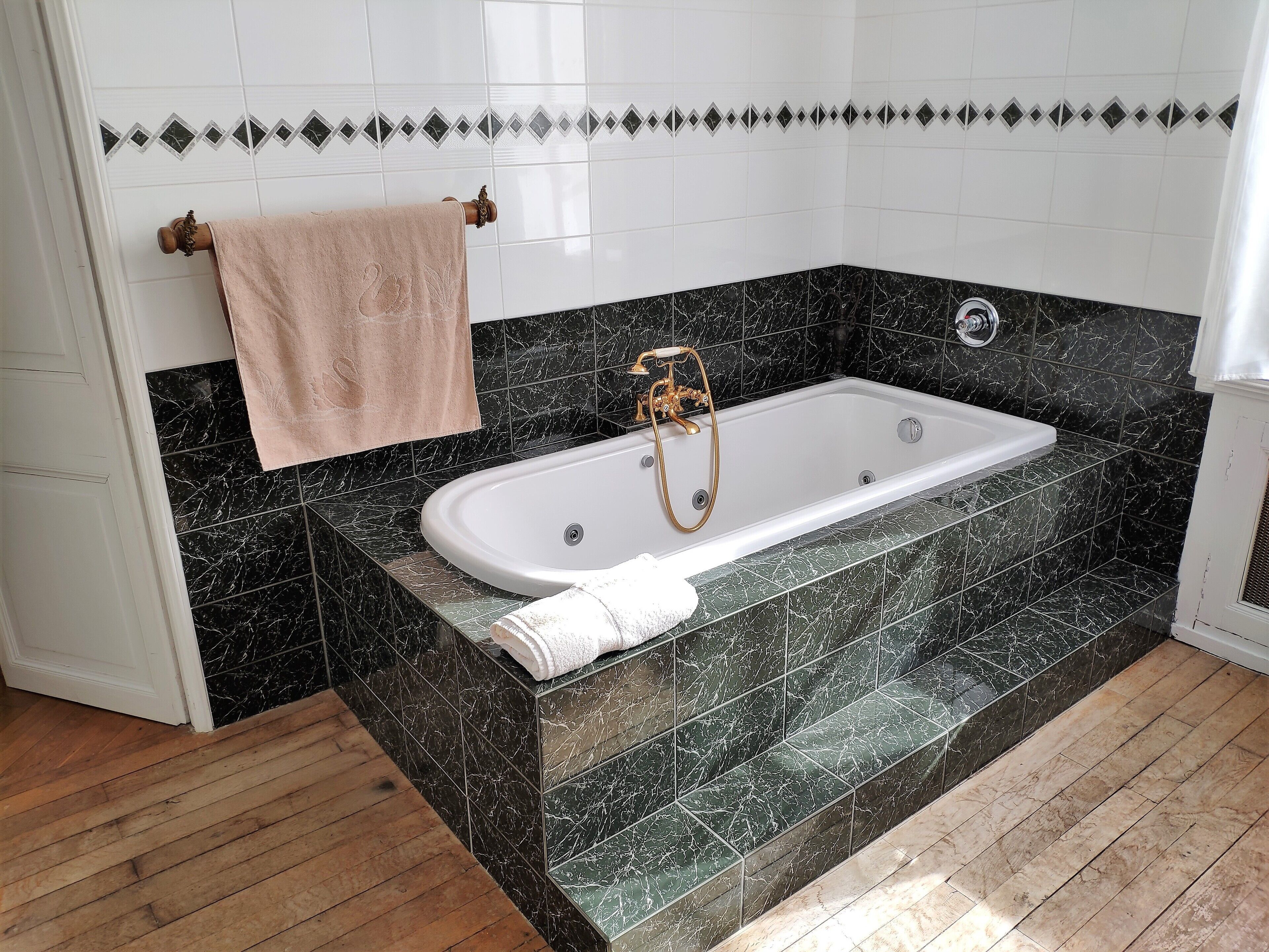 Badkar, hårtork, handdukar och tvål