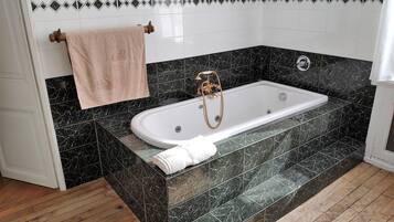 Badkar, hårtork, handdukar och tvål