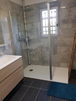 Baignoire, sèche-cheveux, serviettes fournies, savon
