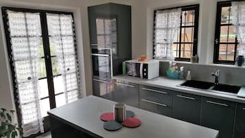 Frigorifero, microonde, forno, piano cottura
