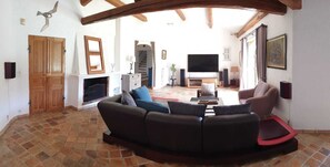 TV connectée, cheminée, lecteur de DVD, chaîne hi-fi