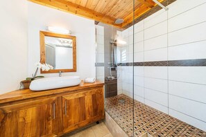 淋浴设施、免费洗浴用品、毛巾、卫生纸