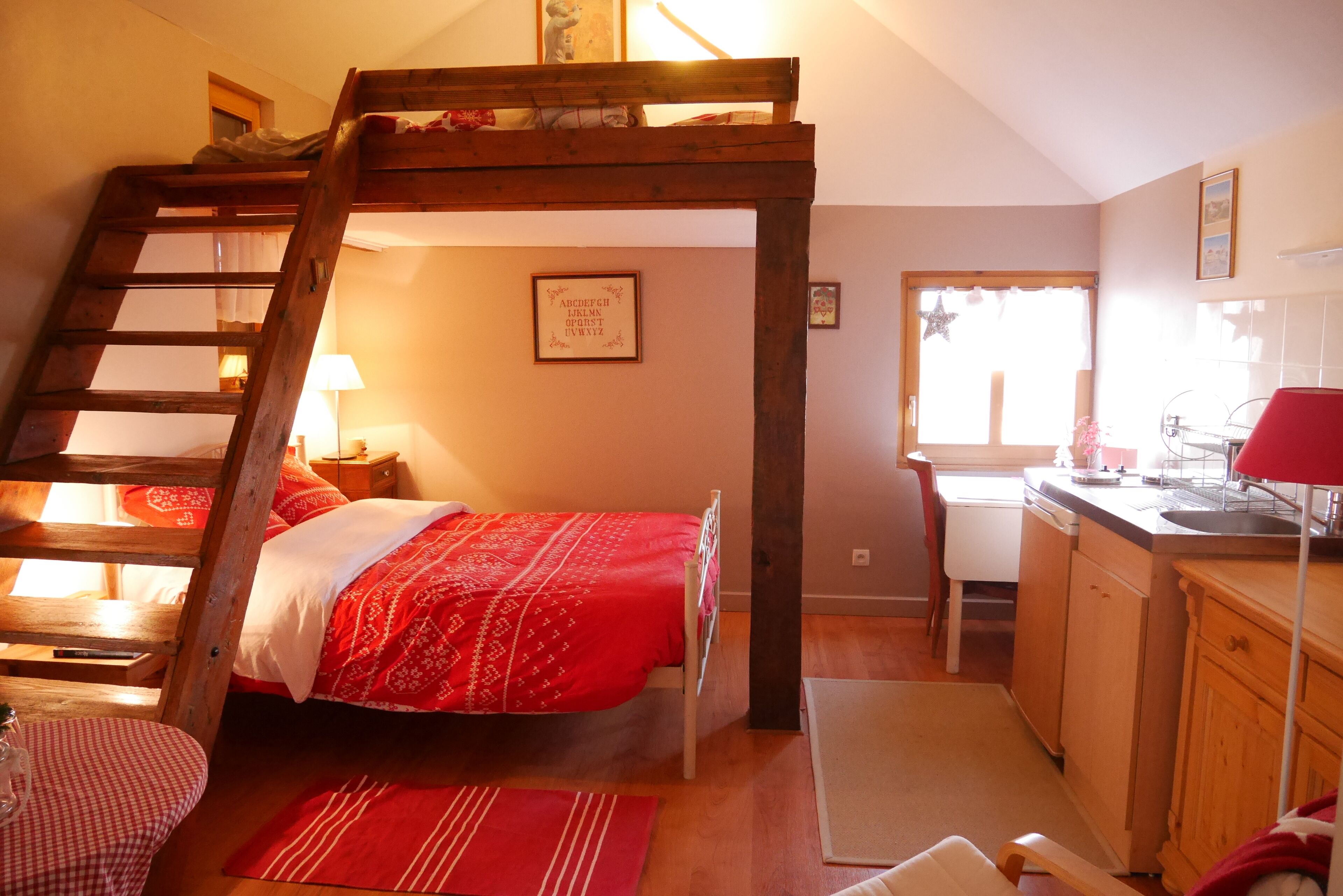 chambre avec kitchenette et  lits doubles superposés