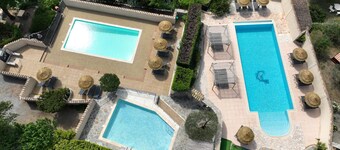 Pleasant gîte with all comforts, in the heart of nature, swimming pools, playground, tennis court