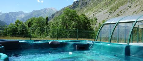 Een binnenzwembad en een verwarmd zwembad