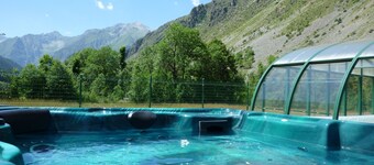 Lägenhet 6 personer + balkong söderut + Pool och jacuzzi