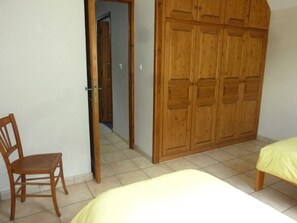 3 makuuhuonetta, silitysrauta/-lauta, Wi-Fi, vuodevaatteet