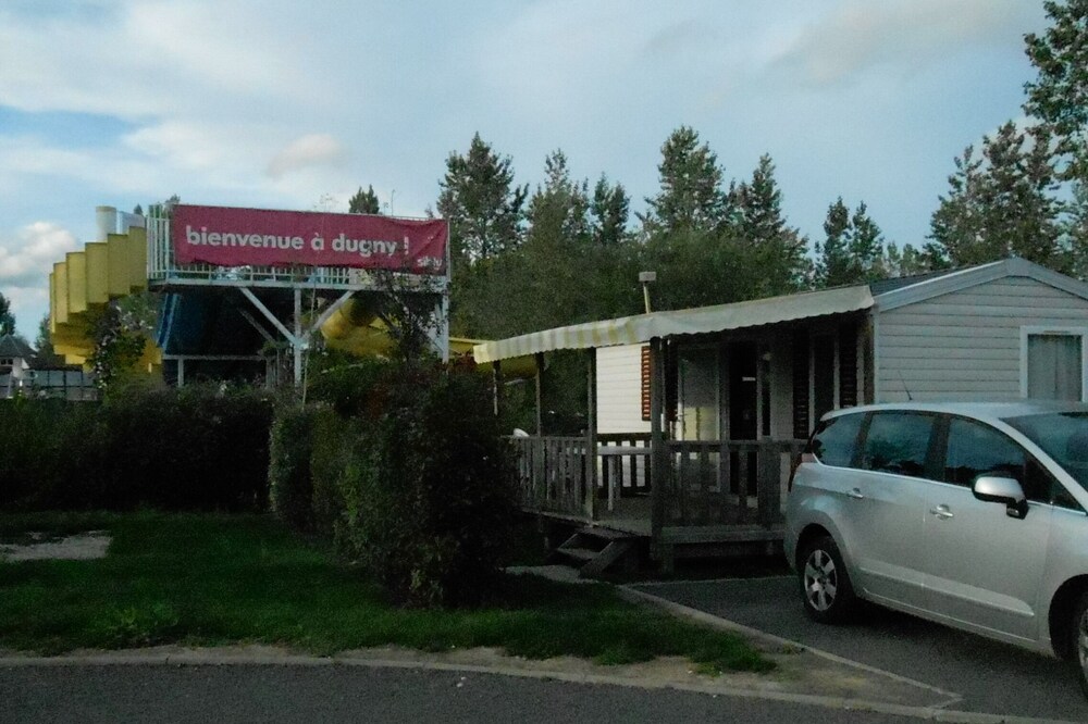 Mobil home with swimming pool on campsite 4 stars with holiday clubs