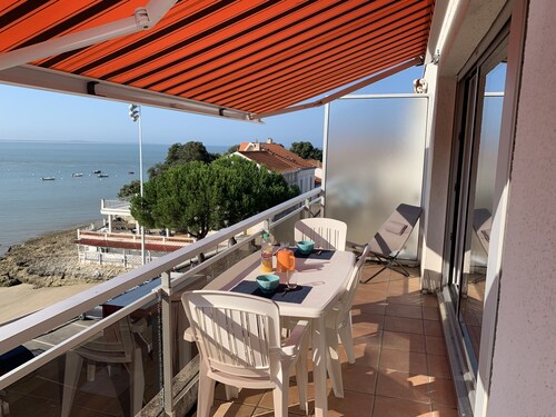 Luxuswohnung, oberste Etage mit Terrasse, direkt am Meer, 20 Meter