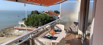 Luxury apartment with terrace, beach at the foot of the building (20 m) 